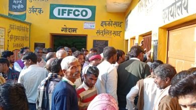 कासगंज: सहकारी समिति पर यूरिया के साथ अन्य उर्वरक देने पर किसानों ने किया हंगामा