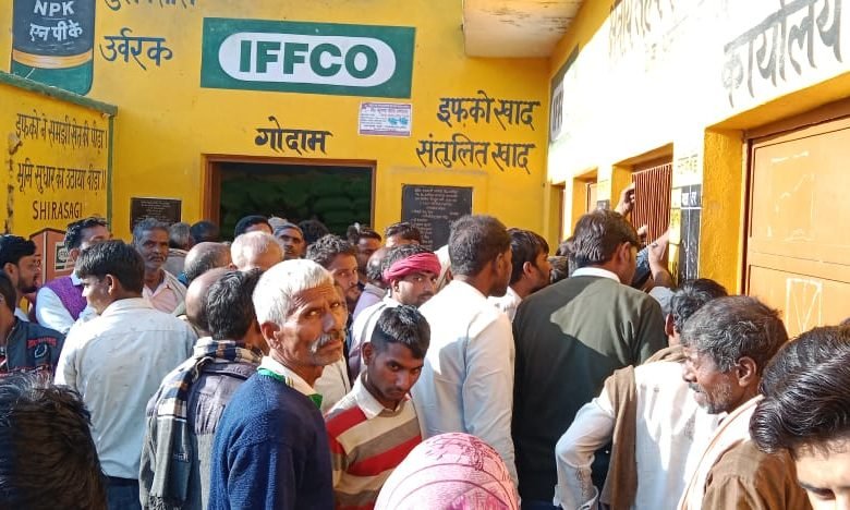 कासगंज: सहकारी समिति पर यूरिया के साथ अन्य उर्वरक देने पर किसानों ने किया हंगामा कासगंज: सहकारी समिति पर यूरिया के साथ अन्य उर्वरक देने पर किसानों ने किया हंगामा