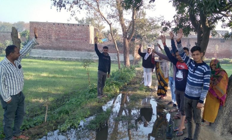 कासगंज: नरकीय जीवन जीने को मजबूर बनूपुरा के जाटव नगर के लोग, 15 साल से जर्जर है मार्ग कासगंज: नरकीय जीवन जीने को मजबूर बनूपुरा के जाटव नगर के लोग, 15 साल से जर्जर है मार्ग