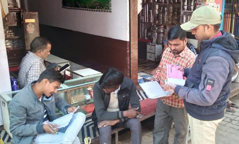 कासगंज: अमांपुर में भुगतान न करने पर 17 के कनेक्शन काटे,बिजली विभाग को देख मची अफरातफरी कासगंज: अमांपुर में भुगतान न करने पर 17 के कनेक्शन काटे,बिजली विभाग को देख मची अफरातफरी