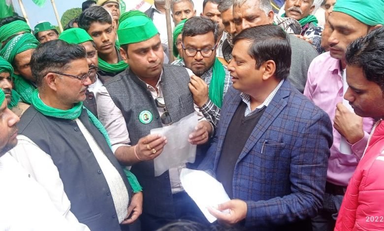कासगंज: गन्ना किसानों का भुगतान एवं खाद की किल्लत से किसानों को जल्द से जल्द सरकार निजात दिलाएं- श्यामवीर सिंह चौहान कासगंज: गन्ना किसानों का भुगतान एवं खाद की किल्लत से किसानों को जल्द से जल्द सरकार निजात दिलाएं- श्यामवीर सिंह चौहान