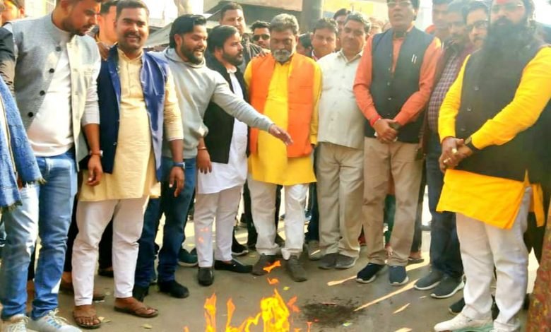 कासगंज: पाक के विदेश मंत्री भुट्टो का भाजपाइयों ने फूंका पुतला कासगंज: पाक के विदेश मंत्री भुट्टो का भाजपाइयों ने फूंका पुतला