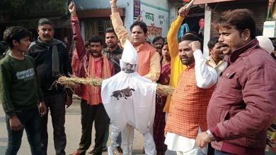 बदायूं:उझानी में पाकिस्तान के विदेश मंत्री बिलावल भुट्टो का पुतला फूंका…