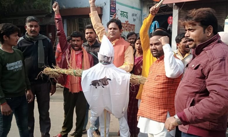 बदायूं:उझानी में पाकिस्तान के विदेश मंत्री बिलावल भुट्टो का पुतला फूंका…