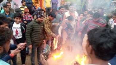 कासगंज: प्रधानमंत्री नरेन्द्र मोदी पर अभद्र टिप्पणी से अमांपुर में भड़के भाजपाई, फूंका पुतला।