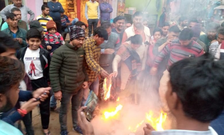 कासगंज: प्रधानमंत्री नरेन्द्र मोदी पर अभद्र टिप्पणी से अमांपुर में भड़के भाजपाई, फूंका पुतला। कासगंज: प्रधानमंत्री नरेन्द्र मोदी पर अभद्र टिप्पणी से अमांपुर में भड़के भाजपाई, फूंका पुतला।