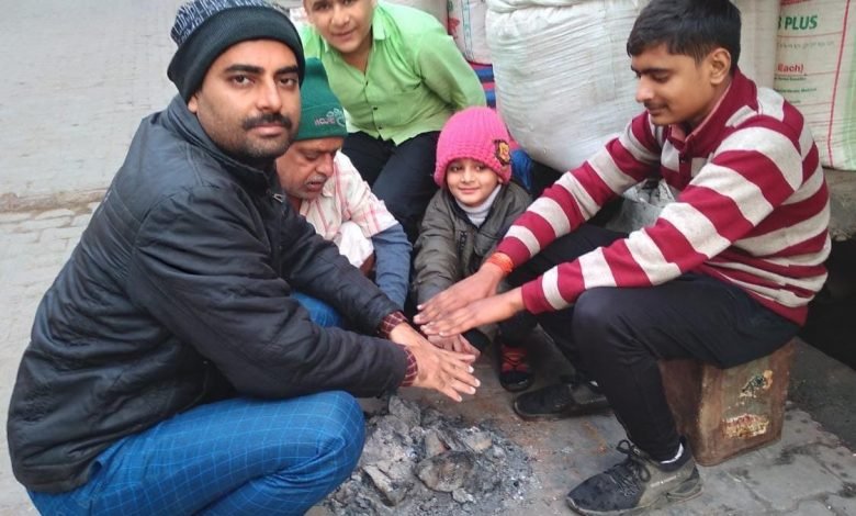 कासगंज: कोहरे ने तानी चादर, दोपहर में निकली धूप से मिली राहत कासगंज: कोहरे ने तानी चादर, दोपहर में निकली धूप से मिली राहत