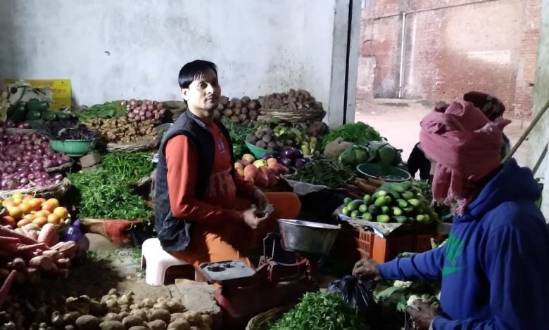 कासगंज: सब्ज़ियों का राजा नया आलू की आवक से दामों में गिरावट कासगंज: सब्ज़ियों का राजा नया आलू की आवक से दामों में गिरावट