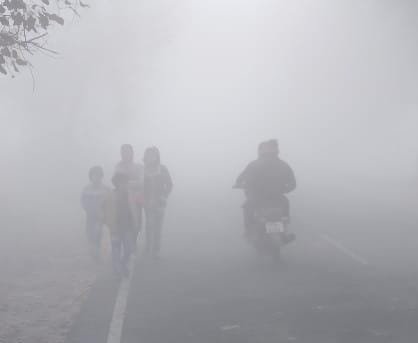 कासगंज: डीएम मैम प्लीज अब तो स्कूल की छुट्टी कर दो, ठिठुरते हुए स्कूल पहुंचे बच्चे कासगंज: डीएम मैम प्लीज अब तो स्कूल की छुट्टी कर दो, ठिठुरते हुए स्कूल पहुंचे बच्चे