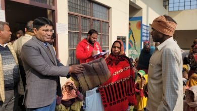 कासगंज: एसडीएम ने जरूरतमंद, गरीबों को बांटे कंबल