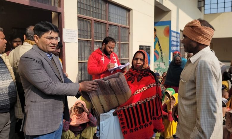 कासगंज: एसडीएम ने जरूरतमंद, गरीबों को बांटे कंबल कासगंज: एसडीएम ने जरूरतमंद, गरीबों को बांटे कंबल