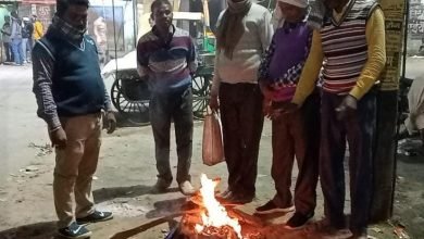 कासगंज: अमांपुर नगर पंचायत ने जलवाए अलाव, नगर पंचायत के द्वारा जलाये जा रहे अलाव का सहारा ले रहे लोग