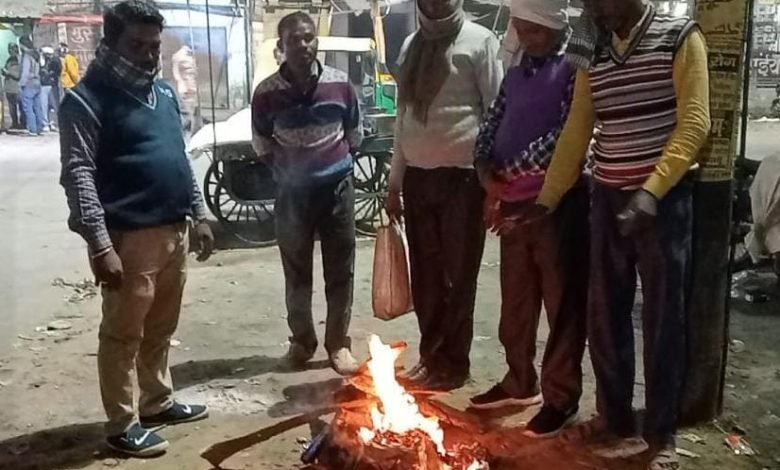 कासगंज: अमांपुर नगर पंचायत ने जलवाए अलाव, नगर पंचायत के द्वारा जलाये जा रहे अलाव का सहारा ले रहे लोग