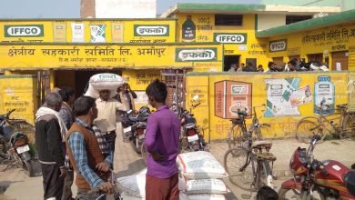 कासगंज: सहकारी समितियों पर यूरिया को दूसरे दिन भी मारामारी, घंटो लाइन में लग रहे किसान
