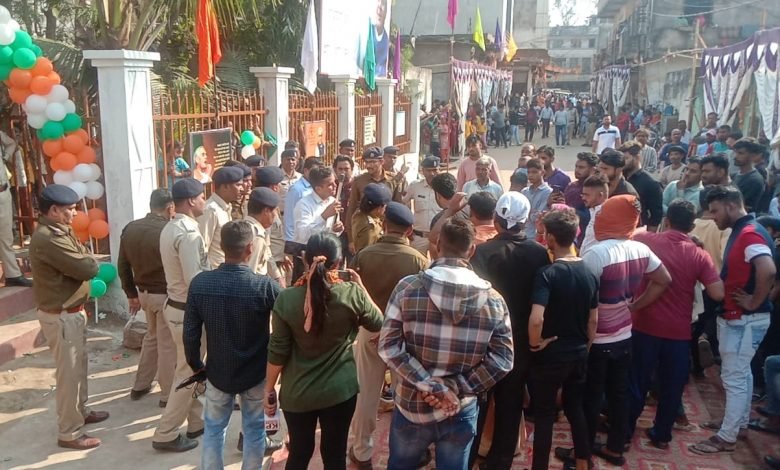 भिलाई: अटल जी के जन्मदिन पर उनकी प्रतिमा अनावरण के दौरान,काग्रेंस के कार्यकर्ताओं ने किया विरोध भिलाई: अटल जी के जन्मदिन पर उनकी प्रतिमा अनावरण के दौरान,काग्रेंस के कार्यकर्ताओं ने किया विरोध