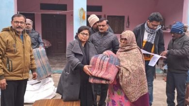 कासगंज: ठंड से ठिठुर रहे निर्धनों को तहसीलदर कल्पना सिंह ने किये कंबल वितरण
