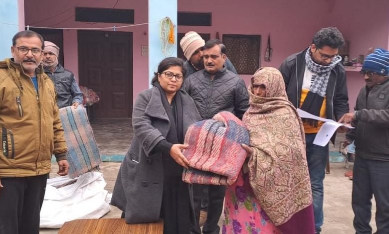 कासगंज: ठंड से ठिठुर रहे निर्धनों को तहसीलदर कल्पना सिंह ने किये कंबल वितरण कासगंज: ठंड से ठिठुर रहे निर्धनों को तहसीलदर कल्पना सिंह ने किये कंबल वितरण