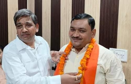 कासगंज: विधायक को सौंपा अध्यक्ष पद के लिए आवेदन