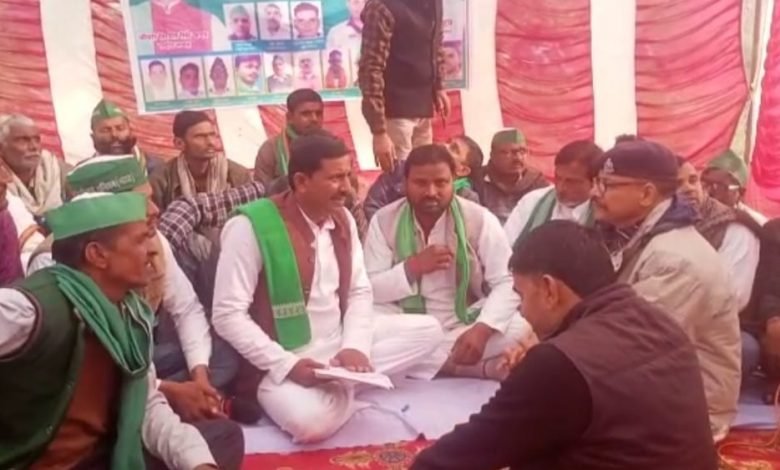 कासगंज: दरियावगंज में भाकियू भारत ने धरना प्रदर्शन कर पुलिस पर उठाए सवाल, कासगंज: दरियावगंज में भाकियू भारत ने धरना प्रदर्शन कर पुलिस पर उठाए सवाल,