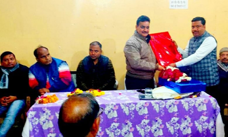 सेवानिवृत्ति पर एडीएम को कायस्थ बंधुओं ने किया सम्मानित सेवानिवृत्ति पर एडीएम को कायस्थ बंधुओं ने किया सम्मानित