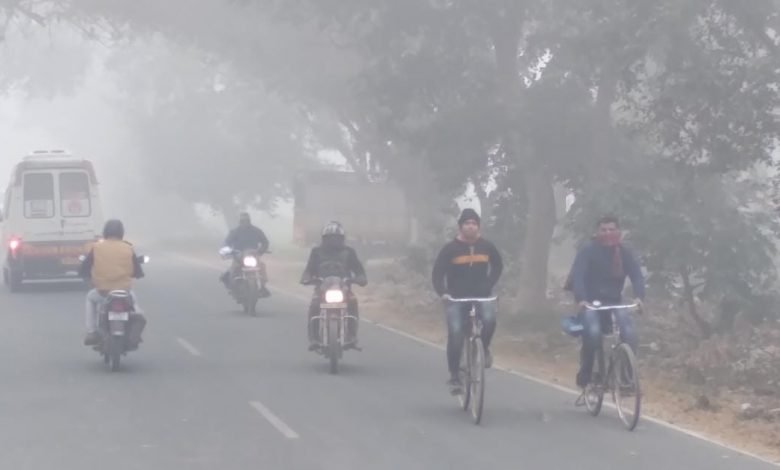 कासगंज: कोहरा छाने से रंगते नजर आए वाहन, धूप की लुका छुपी से बढ़ी गलन परेशान रहे लोग कासगंज: कोहरा छाने से रंगते नजर आए वाहन, धूप की लुका छुपी से बढ़ी गलन परेशान रहे लोग