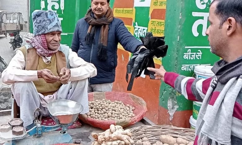 कासगंज: प्रतिबंधित पॉलीथिन जब्त की, अमांपुर में पॉलीथिन उपयोग पर दुकानदारों से वसूला जुर्माना कासगंज: प्रतिबंधित पॉलीथिन जब्त की, अमांपुर में पॉलीथिन उपयोग पर दुकानदारों से वसूला जुर्माना