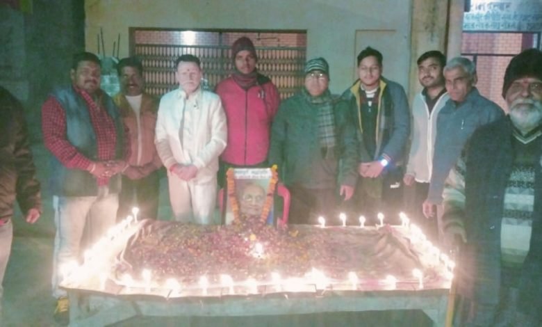 कासगंज: पीएम नरेंद्र मोदी की मां को दी गयी श्रद्धांजलि कासगंज: पीएम नरेंद्र मोदी की मां को दी गयी श्रद्धांजलि
