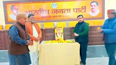 भाजपा कार्यकर्ताओं ने प्रधानमंत्री नरेंद्र मोदी की मां को दी श्रद्धांजलि