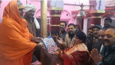 साध्वी ने किए भगवान वराह के दर्शन,महंत ने पटका उड़ाकर किया साध्वी का स्वागत