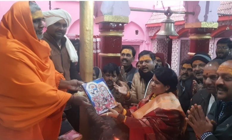 साध्वी ने किए भगवान वराह के दर्शन,महंत ने पटका उड़ाकर किया साध्वी का स्वागत साध्वी ने किए भगवान वराह के दर्शन,महंत ने पटका उड़ाकर किया साध्वी का स्वागत