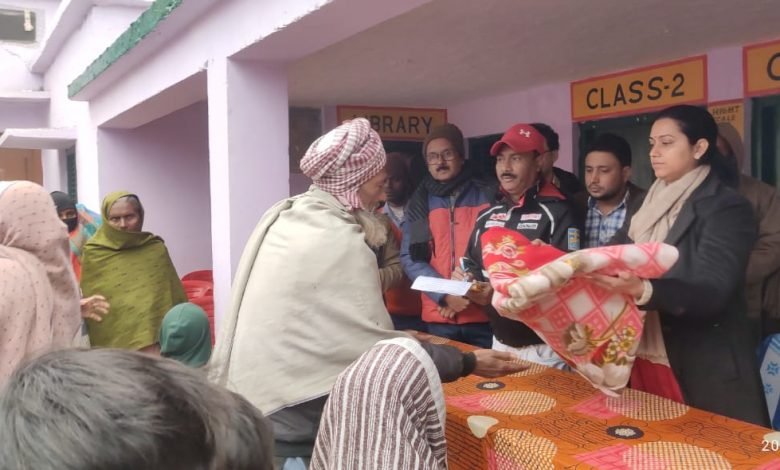 कासगंज:  एसडीएम रितु सरोही ने जरूरतमंद, गरीबों को बांटे कंबल