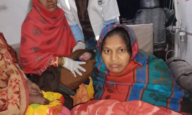 एंबुलेंस में मां रूपवती ने लड़की और मां सीमा देवी ने दिया लड़के को जन्म एंबुलेंस में मां रूपवती ने लड़की और मां सीमा देवी ने दिया लड़के को जन्म