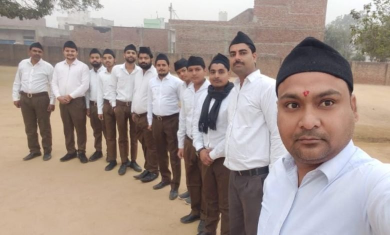 कासगंज: अमांपुर में राष्ट्रीय स्वयंसेवक संघ ने किया एकत्रीकरण। कासगंज: अमांपुर में राष्ट्रीय स्वयंसेवक संघ ने किया एकत्रीकरण।