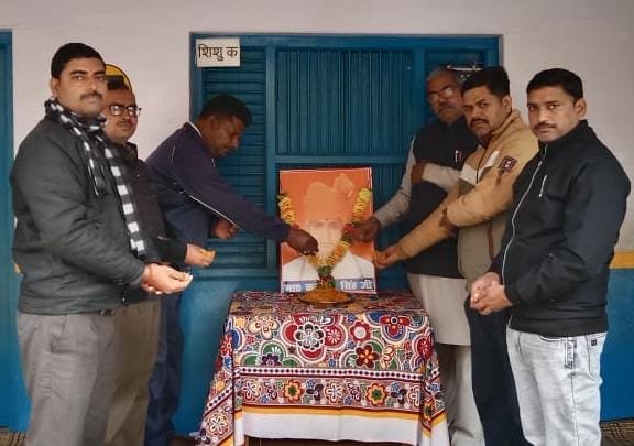 कासगंज: अमांपुर में पूर्व मुख्यमंत्री स्व, कल्याण सिंह का जन्म दिवस मनाया।