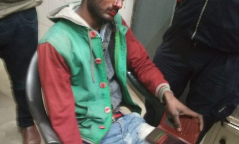 डीसीएम ने बाइक सवारों को मारी सामने से टक्कर दो घायल