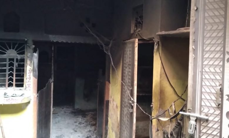 कासगंज: अमांपुर के जवाहर नगर संदिग्ध परिस्थतियों में मकान में लगी आग, हजारों का सामान जलकर राख कासगंज: अमांपुर के जवाहर नगर संदिग्ध परिस्थतियों में मकान में लगी आग, हजारों का सामान जलकर राख