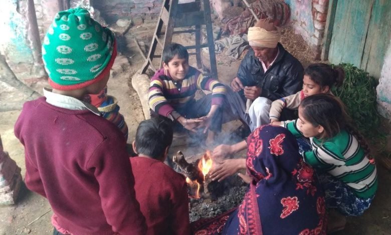 पारा संग कोहरे ने तानी चादर, दोपहर में निकली धूप से भी नही मिली राहत पारा संग कोहरे ने तानी चादर, दोपहर में निकली धूप से भी नही मिली राहत