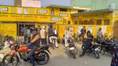 खाद की लगातार आवक के बाद भी सहकारी समिति पर नहीं कम हो रही किसानों की भीड़