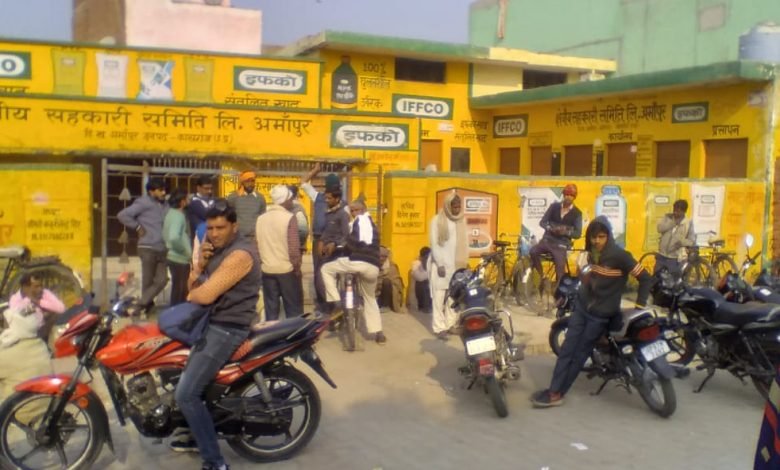 खाद की लगातार आवक के बाद भी सहकारी समिति पर नहीं कम हो रही किसानों की भीड़