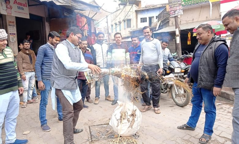 कासगंज: ब्राह्मण कल्याण सभा ने बिहार के शिक्षा मंत्री का फूंका पुतला कासगंज: ब्राह्मण कल्याण सभा ने बिहार के शिक्षा मंत्री का फूंका पुतला