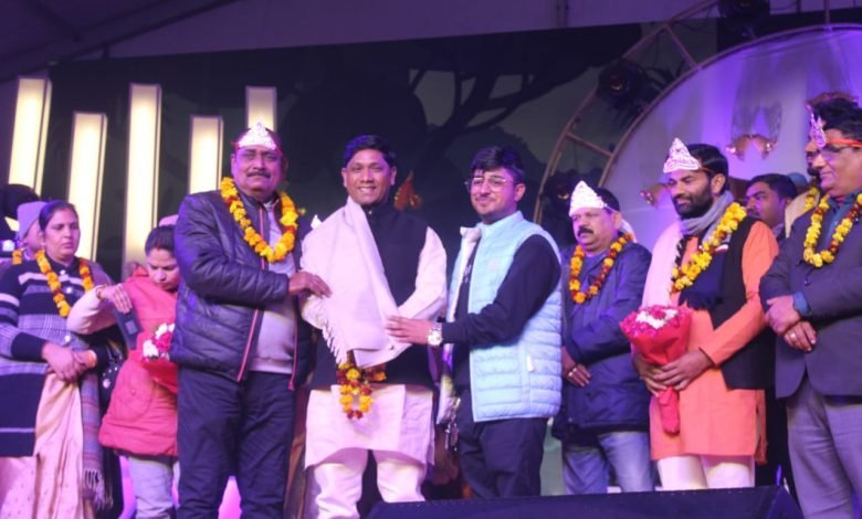 लोकगीतों की स्वर लहरियों पर झूम उठे दर्शक तो न्रत्यागंनाओं ने ठुमके लगाने को किया मजबूर लोकगीतों की स्वर लहरियों पर झूम उठे दर्शक तो न्रत्यागंनाओं ने ठुमके लगाने को किया मजबूर