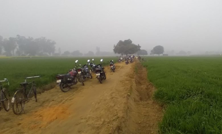 अमांपुर में चकरोड को कराया मुक्त