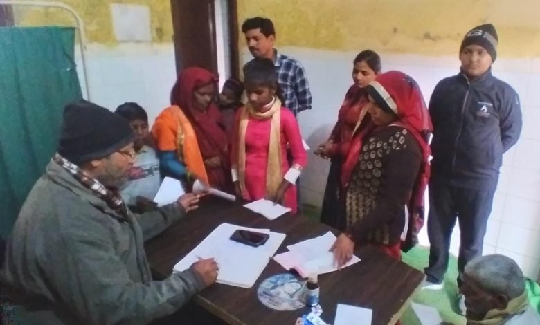 प्रथामिक स्वास्थ्य केंद्र पर सर्दी-खांसी और इंफेक्शन के मरीज बढ़े प्रथामिक स्वास्थ्य केंद्र पर सर्दी-खांसी और इंफेक्शन के मरीज बढ़े