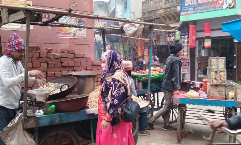 मौसम सर्द होते ही गुड़-तिल और मूंगफली की खपत बढ़ी मौसम सर्द होते ही गुड़-तिल और मूंगफली की खपत बढ़ी