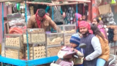 बाजार में छायी रौनक, खूब हुई गजक-रेवड़ी की खरीददारी