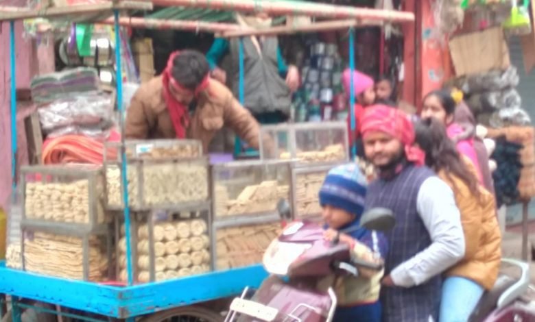 बाजार में छायी रौनक, खूब हुई गजक-रेवड़ी की खरीददारी
