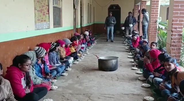 राष्ट्रीय स्वयंसेवक संघ ने बांटी खिचड़ी