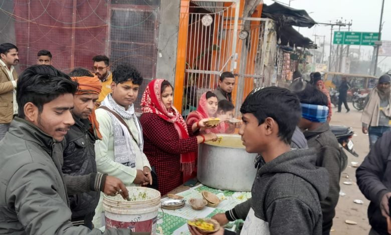 बदायूं: मकर संक्रांति के अवसर पर खिचड़ी भोज कार्यक्रम हुआ,लोगों ने लिया प्रशाद का आनंद बदायूं: मकर संक्रांति के अवसर पर खिचड़ी भोज कार्यक्रम हुआ,लोगों ने लिया प्रशाद का आनंद
