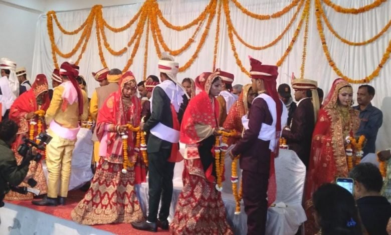 अमांपुर में 11 कन्याओं का हुआ सामूहिक विवाह, बैंड-बाजों संग बग्गी से निकली बारात अमांपुर में 11 कन्याओं का हुआ सामूहिक विवाह, बैंड-बाजों संग बग्गी से निकली बारात