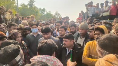 दीवार ढहने के हादसे में मृतक दो बहनें और भाई का शव सोमवार को गांव पहुंचा, मुआवजे की मांग की    ,,